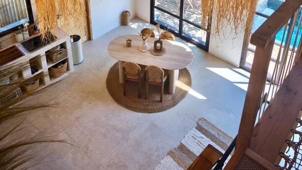 A spacious room with a round table, hanging woven light fixtures, and large windows offering a view of the outdoors. - Lodge des Baronnies - Les Cabanes de Provence (Plaisians)