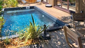 A modern house with a wooden exterior, a swimming pool, and a hot tub. - Lodge des Baronnies - Les Cabanes de Provence (Plaisians)