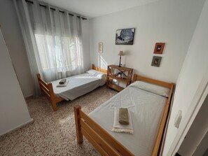 Tabla de planchar con plancha, wifi y ropa de cama 