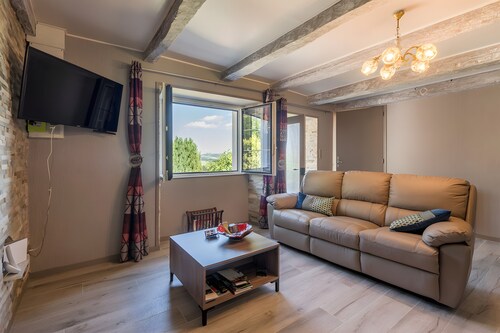 Gîte Les Sapins Douglas: Mountain View Holiday Home with Balcony and Wi-Fi