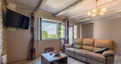 Gîte Les Sapins Douglas: Mountain View Holiday Home with Balcony and Wi-Fi