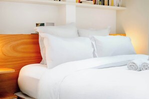 Tabla de planchar con plancha, wifi y ropa de cama 