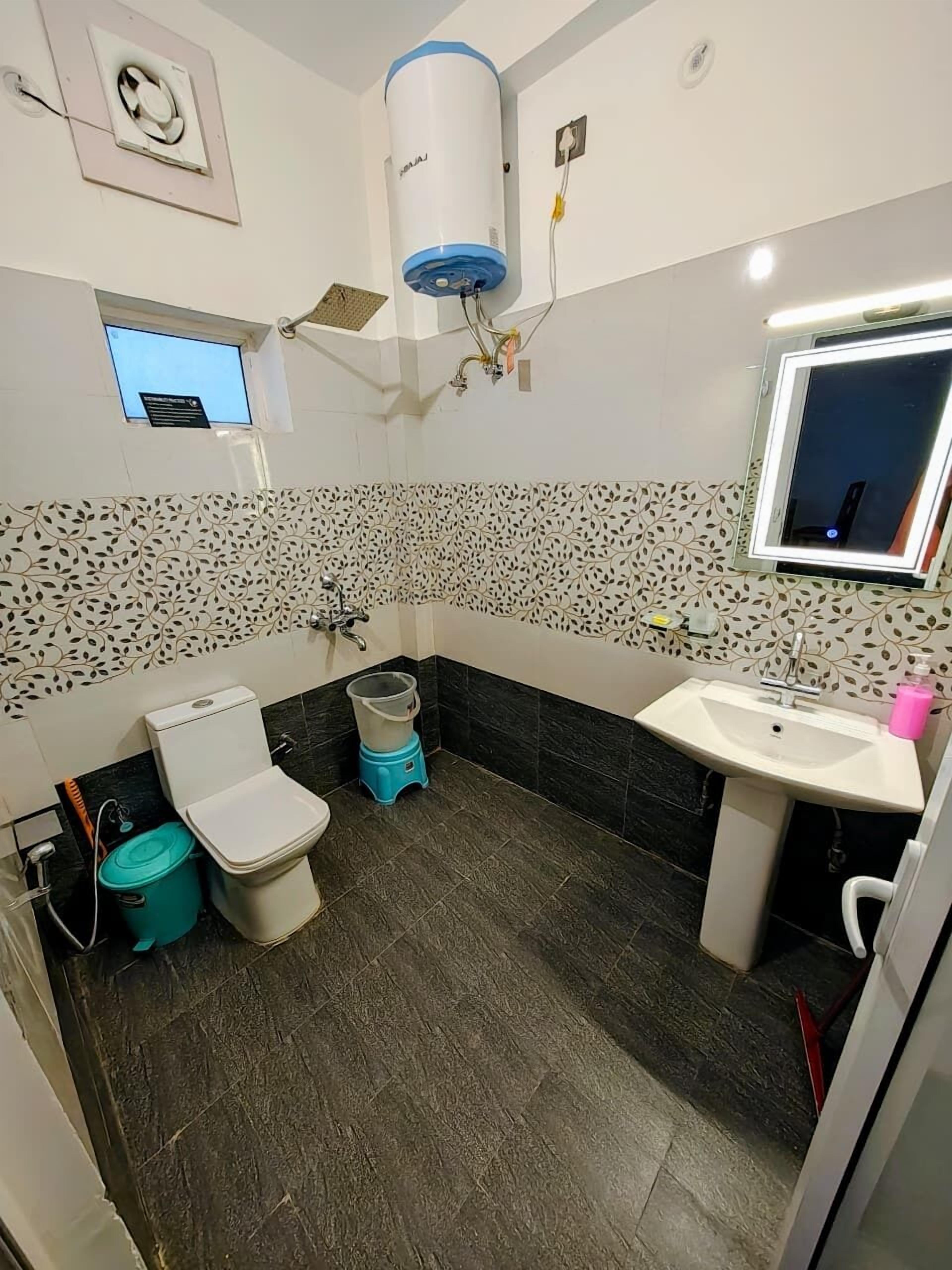 Slippers, bidet, towels, soap