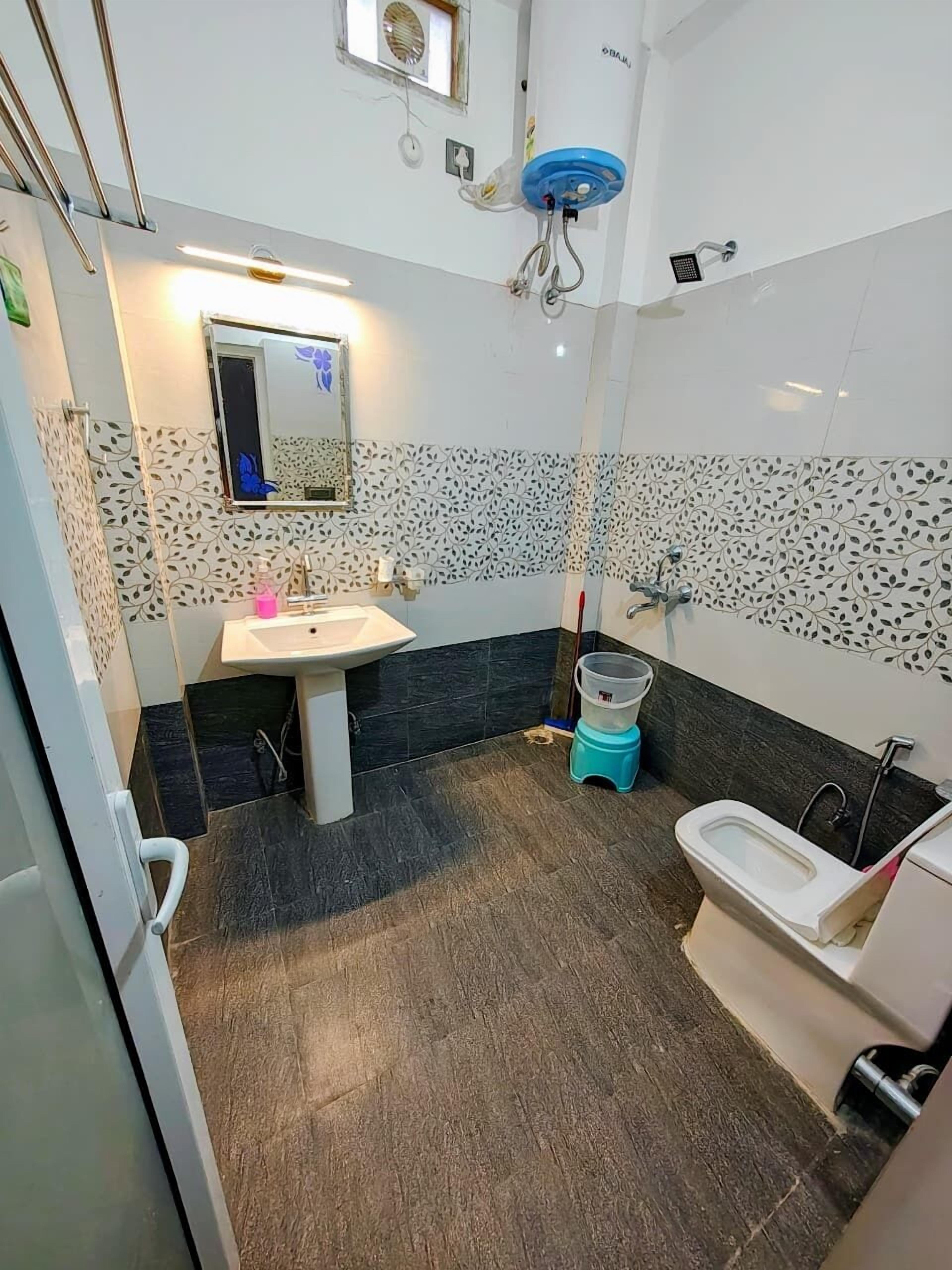 Deluxe tweepersoonskamer, balkon, uitzicht op bergen | Badkamer | Pantoffels, handdoeken, zeep, shampoo