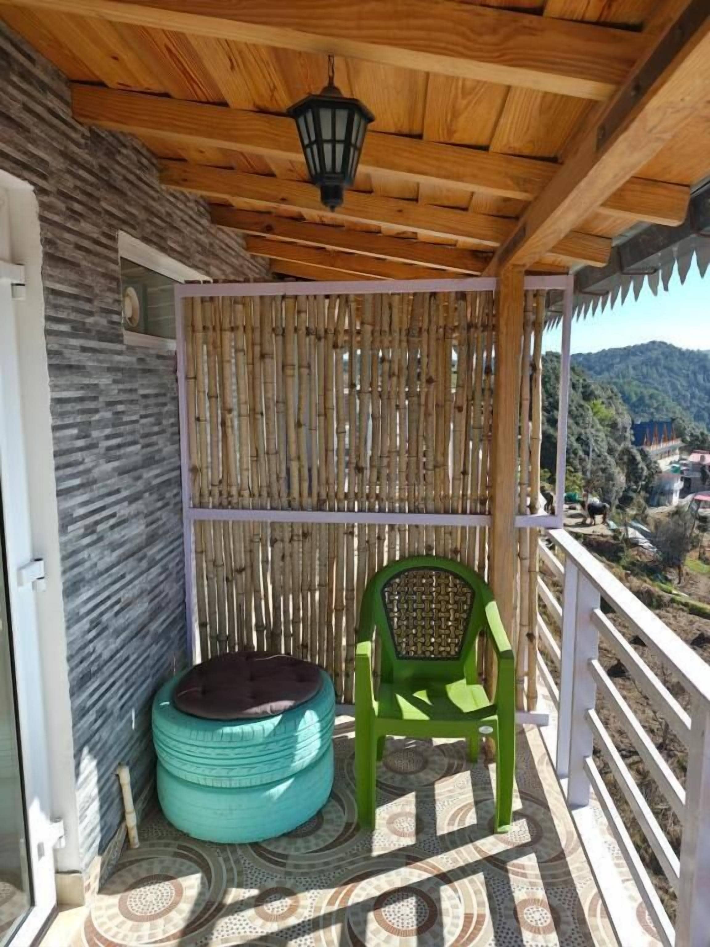 Desk, laptop workspace, iron/ironing board, free WiFi