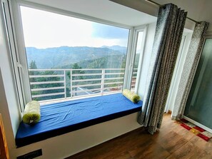 Desk, laptop workspace, iron/ironing board, free WiFi