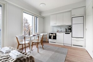 Fridge, microwave, oven, stovetop - Arctic Railway Studio by Lapland Host (Rovaniemi)