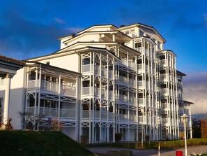 A multi-story building with balconies and a symmetrical facade. - Vacation apartment Strandoase in Großenbrode. Balcony with a great view of the south beach. Stylish wellness oasis with designer bathtub, sauna & heated towel rail. With washing machine & dryer (Großenbrode)