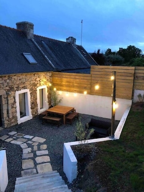 Outdoor dining - Le 16 du Bout du Monde: the beach on foot. (Cléden-Cap-Sizun)