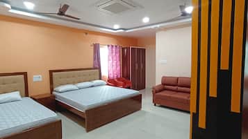 Deluxe Triple Room | Hypo-allergenic bedding, Select Comfort beds, free WiFi, bed sheets