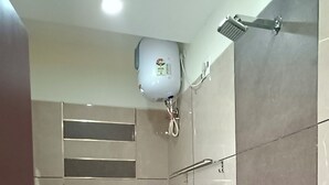 Ein kleines Badezimmer mit Toilette, Dusche und Waschbecken.