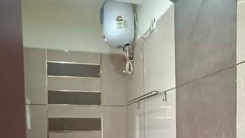 Standard Suite | Bathroom | Shower, towels, soap, shampoo