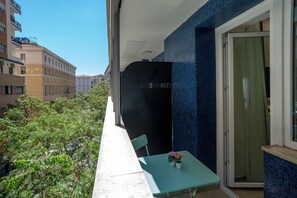 Habitación triple Deluxe, 1 cama de matrimonio, balcón, vistas a la ciudad | Sábanas de algodón egipcio y ropa de cama de alta calidad