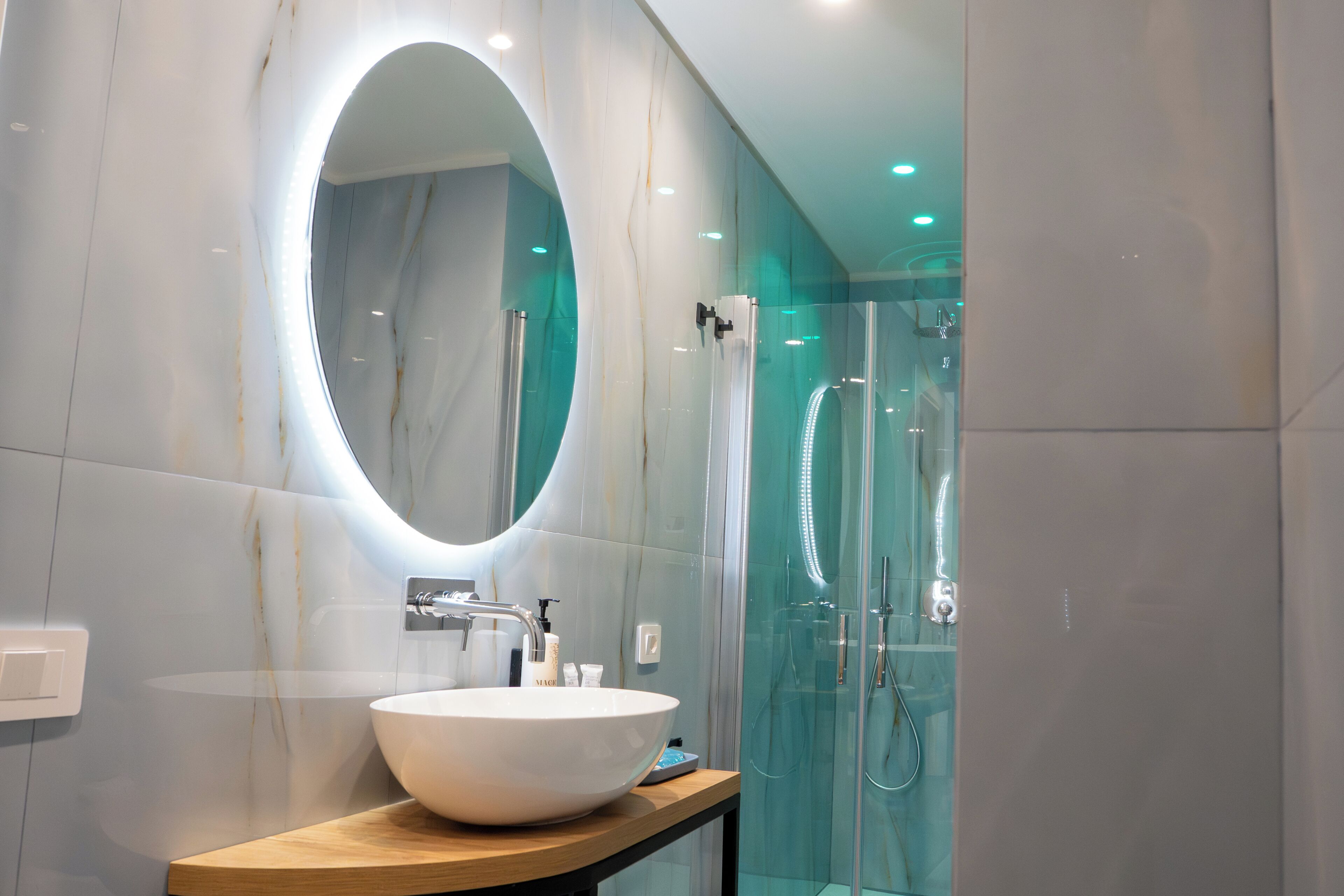Classic Room, 1 Queen Bed | Bathroom | Shower, rainfall showerhead, hair dryer, slippers