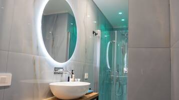 Classic Room, 1 Queen Bed | Bathroom | Shower, rainfall showerhead, hair dryer, slippers