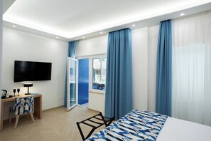 Habitación triple Deluxe, 1 cama Queen size, balcón, vista a la ciudad | Sábanas de algodón egipcio, ropa de cama de alta calidad y edredón 