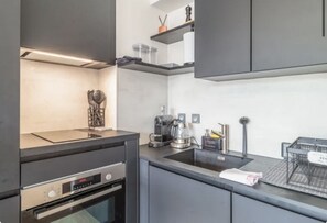 Jääkaappi, mikroaaltouuni, uuni, astianpesukone