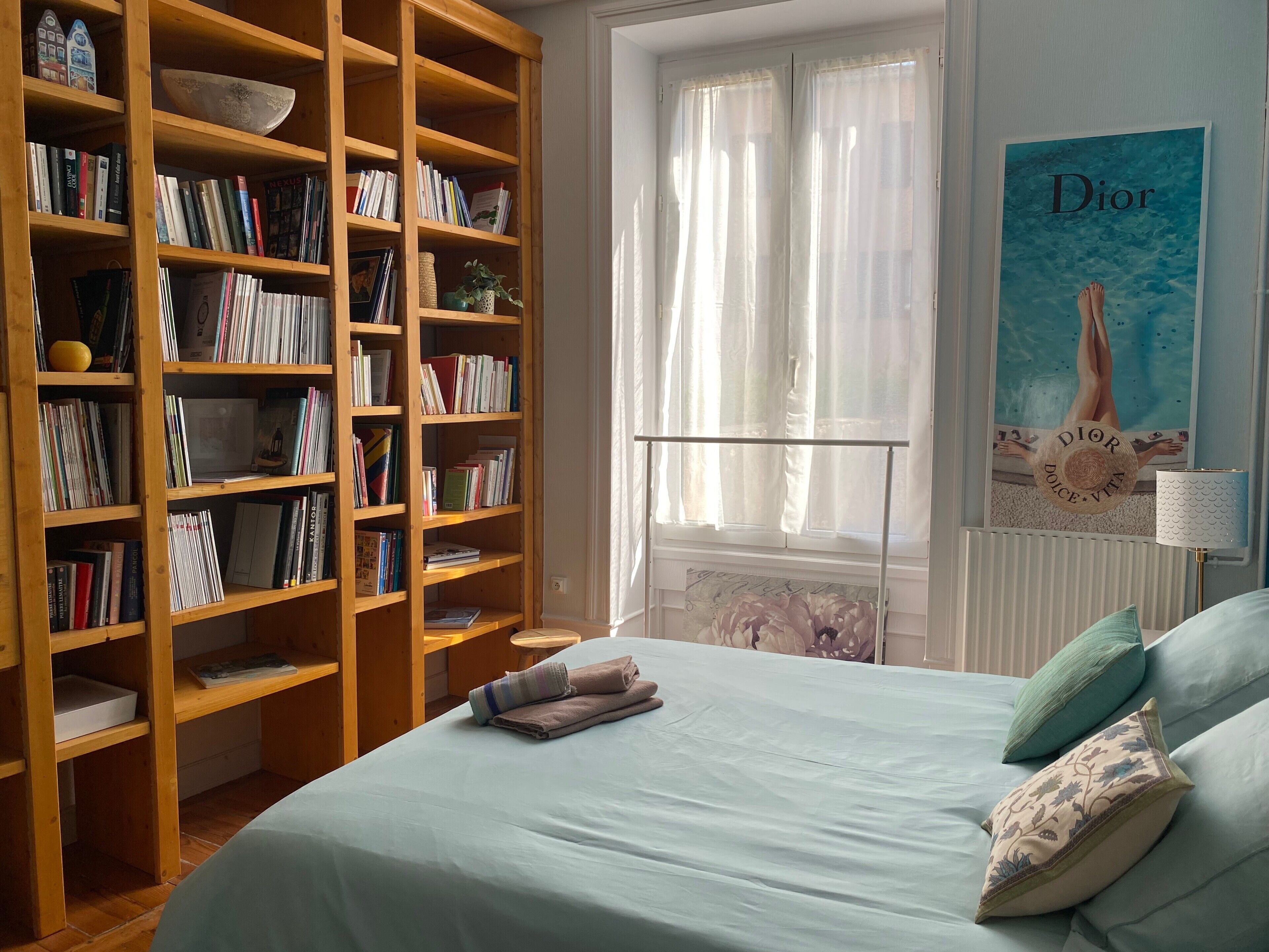 Tabla de planchar con plancha, wifi, ropa de cama