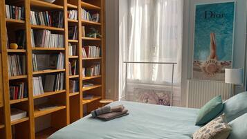 Tabla de planchar con plancha, wifi, ropa de cama