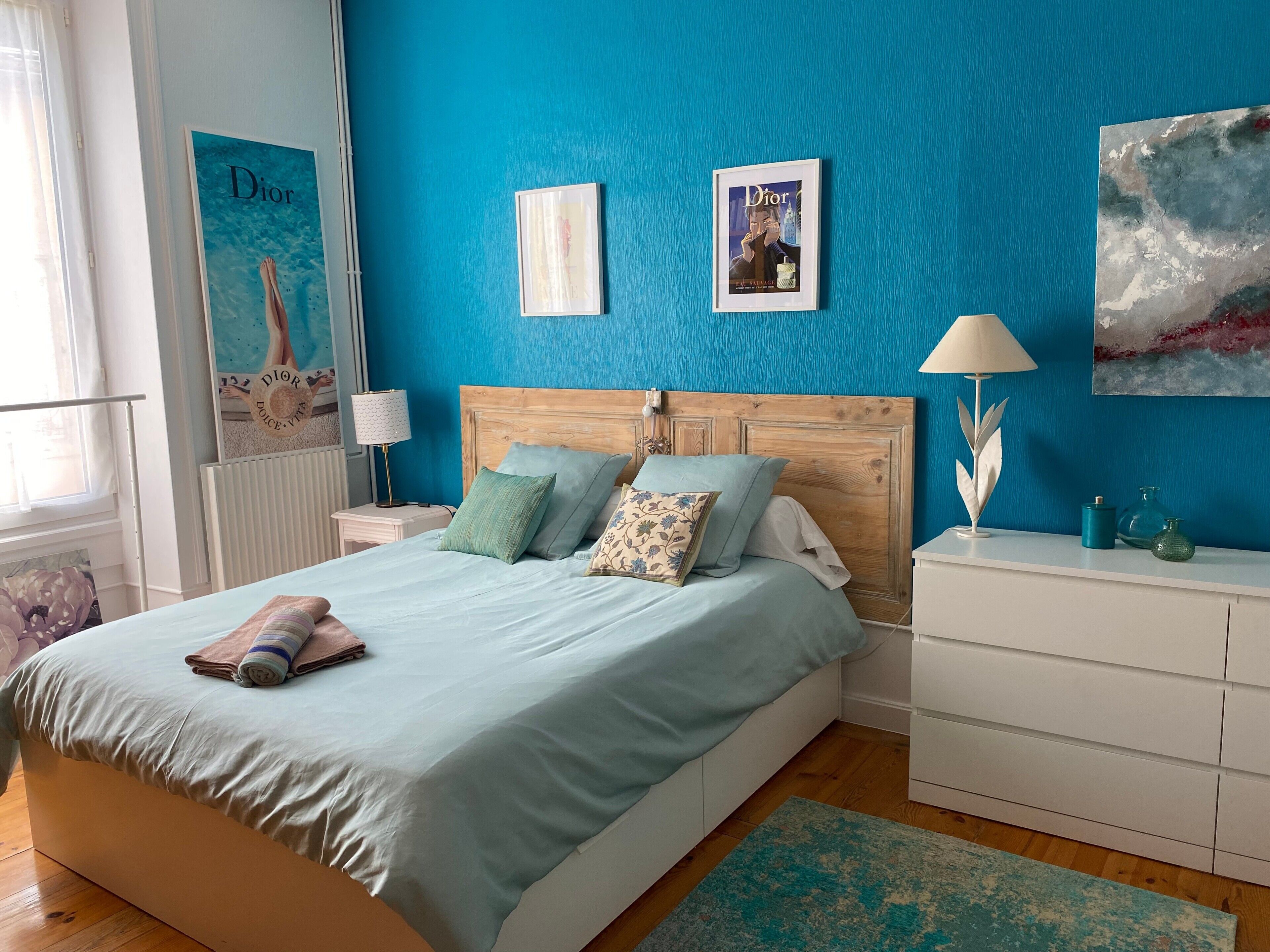 Tabla de planchar con plancha, wifi y ropa de cama 
