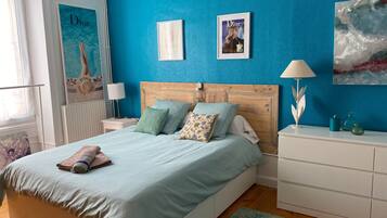 Tabla de planchar con plancha, wifi y ropa de cama
