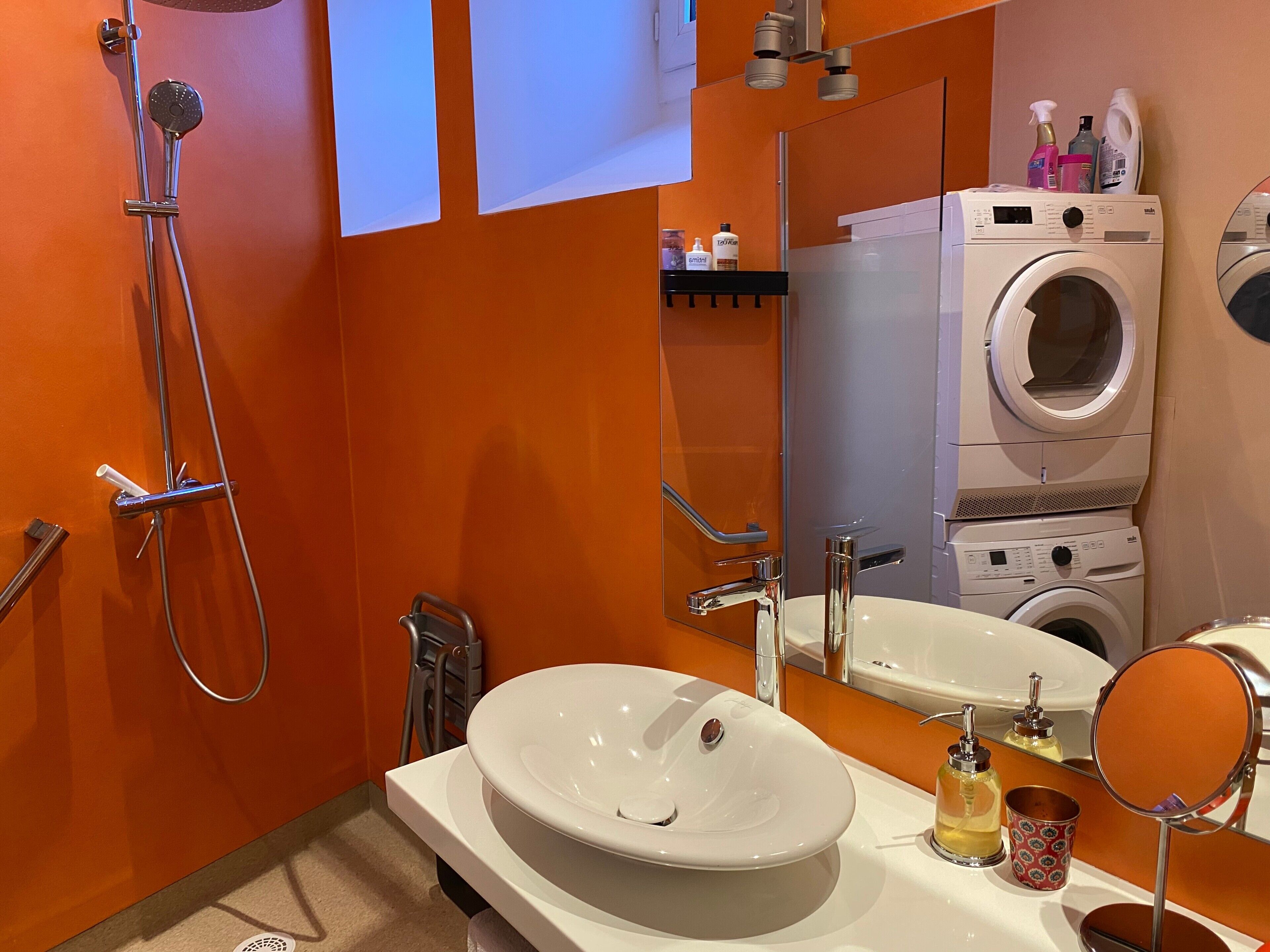 Douche, sèche-cheveux, serviettes fournies