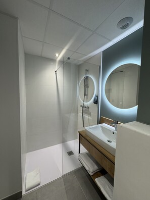 Bathroom - ibis Styles Angouleme Centre (Angouleme)