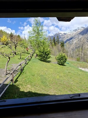 Property grounds - Holiday Home 'La Tana Con L'Ermellino' with Mountain View, Shared Garden and Wi-Fi (Morgex)
