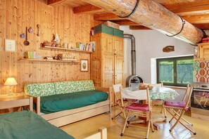 Interior - Holiday Home 'La Tana Con L'Ermellino' with Mountain View, Shared Garden and Wi-Fi (Morgex)