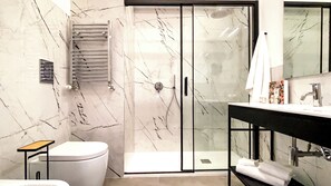 Superior vierpersoonskamer, uitzicht op stad | Badkamer | Een douche, een haardroger, handdoeken, zeep