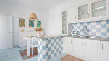 Refrigerador, horno, placa de cocina, cafetera/tetera