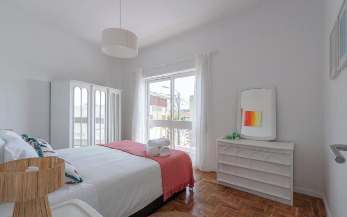 Escritorio, wifi gratis y ropa de cama 