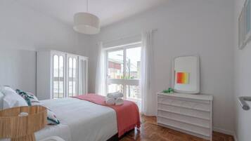 Escritorio, wifi gratis y ropa de cama