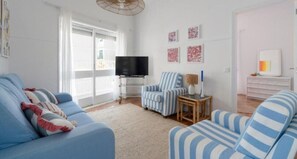 TV - Casa Dos Redondos | 2 bedrooms · Ocean View · Walk to the Beach (Figueira da Foz)