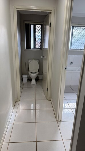 Asciugacapelli, asciugamani, sapone, carta igienica