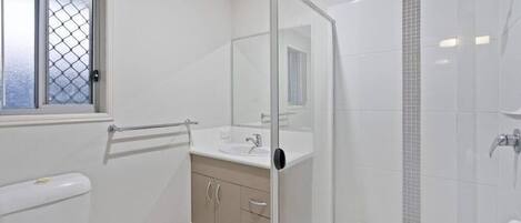 Sèche-cheveux, serviettes fournies, savon, papier toilette