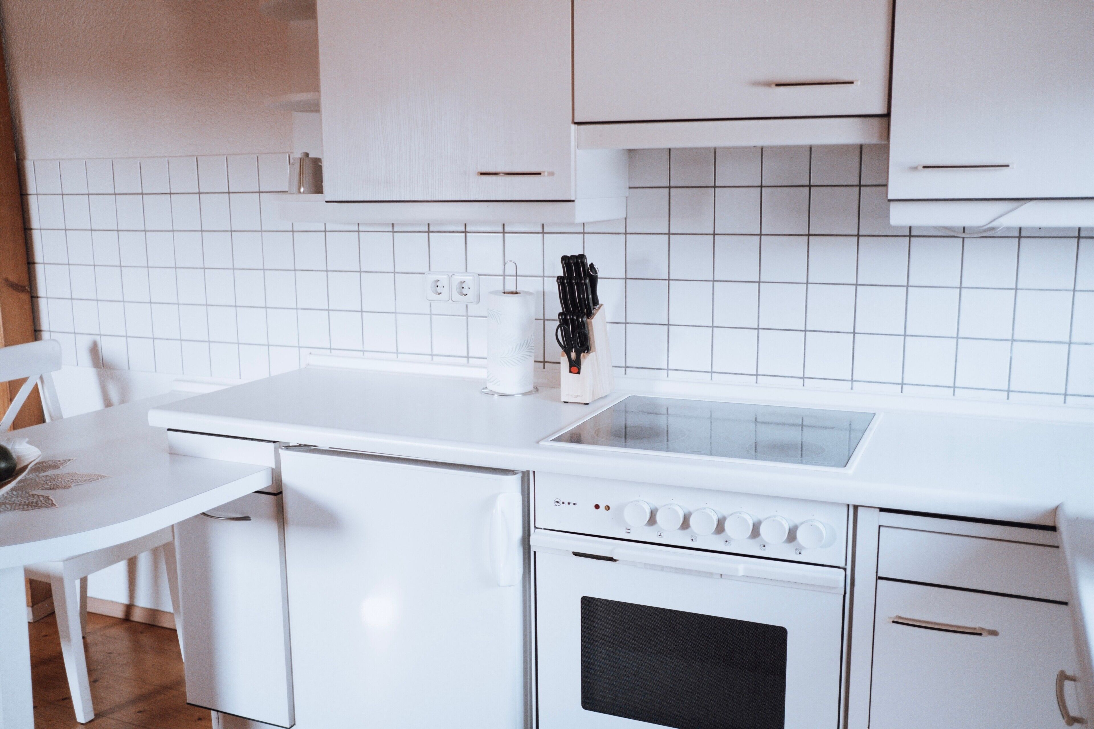 Kühlschrank, Ofen, Herdplatte, Wasserkocher mit Kaffee-/Teezubehör