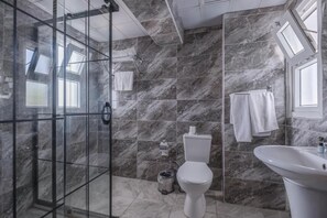 Shower, free toiletries, hair dryer, toilet paper - THE GAP HOTEL KUSADASI (AYDIN)