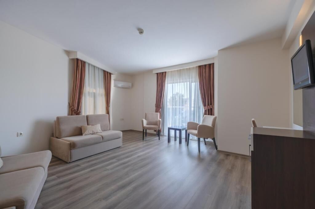 Suite Superior, balcone, vista mare parziale | Area soggiorno