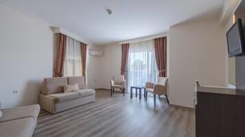 Suite Superior, balcone, vista mare parziale | Area soggiorno