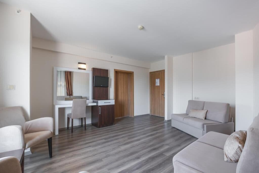 Superior-Suite, Balkon, eingeschränkter Meerblick | Wohnbereich