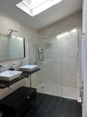 Douche, serviettes fournies