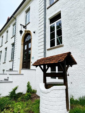 Exterior - Orange Parkway (Diest)
