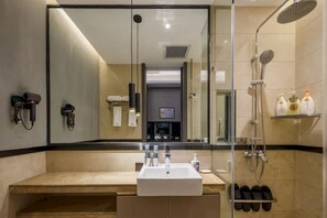 Habitación doble ejecutiva, vista a la ciudad | Baño | Regadera, amenidades de baño gratuitas, secadora de cabello, toallas 