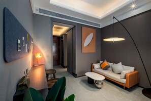 Habitación de lujo con 2 camas individuales, vista a la ciudad | Área de sala de estar | Televisión de 70 pulgadas con canales digitales 
