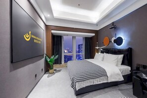 Habitación doble ejecutiva, vista a la ciudad | Ropa de cama de alta calidad, edredón y escritorio 