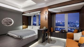 Double Room gaya Jepun, City View | Peralatan tempat tidur premium, gebar bulu kapas, meja