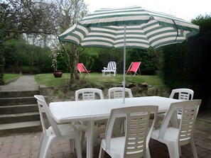 Outdoor dining - Sophie’s House – 10 Minutes from Saint-Malo Intra-Muros (Saint-Malo)