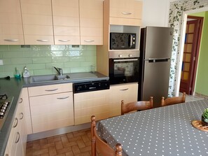 Kühlschrank, Mikrowelle, Ofen, Herdplatte
