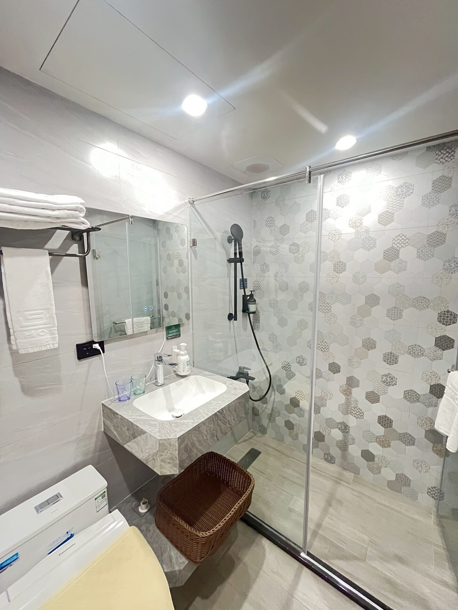 Twin Room, 2 Twin Beds, Non Smoking | Bathroom | Shower, hair dryer, slippers, towels